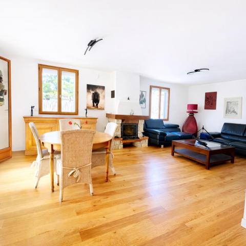 Maison lumineuse avec véranda, piscine et garage