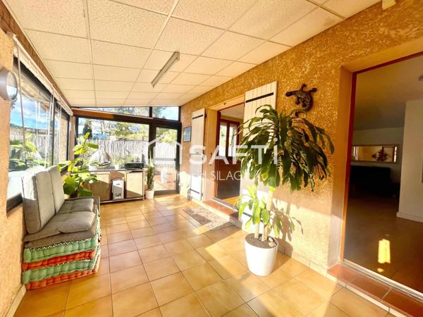 Maison lumineuse avec véranda, piscine et garage