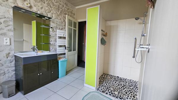 Tonneins (47400) Maison de ville accessibe PMR, climatisée avec jardin, terrasse, cave et chai.