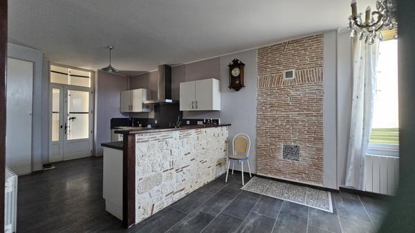 Tonneins (47400) Maison de ville accessibe PMR, climatisée avec jardin, terrasse, cave et chai.