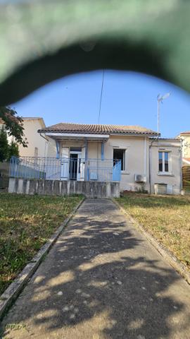 Tonneins (47400) Maison de ville accessibe PMR, climatisée avec jardin, terrasse, cave et chai.