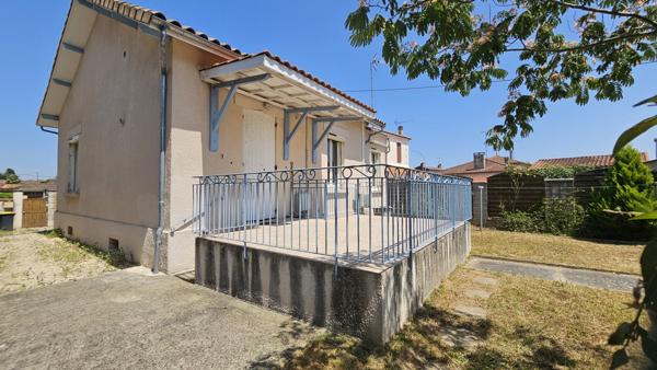 Tonneins (47400) Maison de ville accessibe PMR, climatisée avec jardin, terrasse, cave et chai.