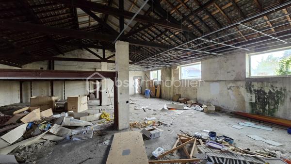 📍 Emplacement idéal – Gros potentiel d’aménagement

Découvrez ce grand hangar de 1 395 m², idéalement situé au cœur de Tarbes, offrant un potentiel exceptionnel pour de nombreuses activités.

🔧 Atouts & caractéristiques :
Surface totale : 1 395 m²
Grande hauteur sous plafond
Accès facile pour véhicules et utilitaires
Structure permettant de multiples aménagements

Possibilité de créer :
🏋️‍♂️ Salle de musculation / salle de sport
🚗 Garage automobile
📦 Boxes de stockage
🅿️ Places de parking intérieures
🔧 Atelier / espace pro

⭐ Points forts :
Centre de Tarbes, emplacement rare pour un bâtiment de cette surface
Accès rapide aux axes principaux
Idéal pour un investisseur ou un professionnel cherchant un espace modulable
Forte demande locale pour des espaces de stockage, garages ou activités sportives

📣 Opportunité à ne pas manquer !

Ce hangar offre une liberté totale d’exploitation. Que ce soit pour une activité sportive, artisanale, automobile ou du stockage, il représente une base solide pour développer votre projet.

📞 Contactez-moi pour organiser une visite et découvrir tout son potentiel.
