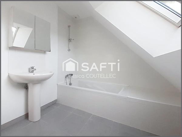 À découvrir sur Elven, à proximité immédiate des commerces et des écoles !