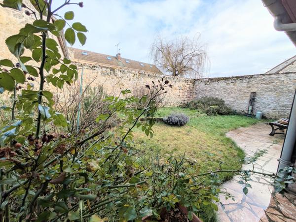 JOLIE MAISON de VILLE avec JARDIN