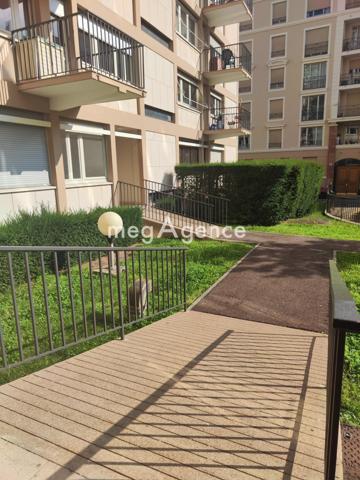 Appartement à LYON 6E ARRONDISSEMENT, 69006 - 4 pièces 77m²