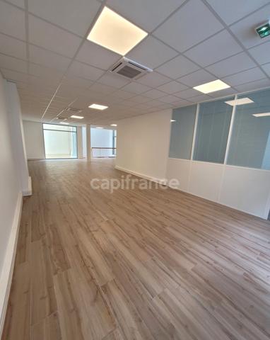 Dpt Paris (75), à vendre PARIS 15EME ARRONDISSEMENT Local commercial 200 m²