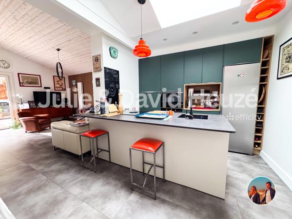 Maison
         5 pièces
        - 105 m² 586 000 € *
