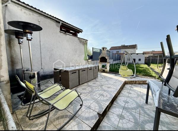 Haucourt Moulaine dans le quartier prisé de saint Charles : maison à rénover avec 529 m2 de terrain!
Au rez de chaussée passez l’entrée et venez découvrir une vaste cuisine à rénover donnant accès à l’extérieur , un séjour lumineux donnant accès à une cour sur l'avant de la maison ,
Au premier étage 2 grandes chambres , le pallier donnant accès à un balcon , 
Au dernier étage 1 salle de bain et 2 chambres ,
Profitez d’un vaste extérieur, d’une dépendance et d’un garage 
Très belle bâtisse à rénover !
TRAVAUX IMPORTANTS A PREVOIR

A voir rapidement !