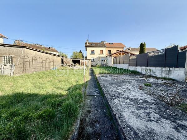 Haucourt Moulaine dans le quartier prisé de saint Charles : maison à rénover avec 529 m2 de terrain!
Au rez de chaussée passez l’entrée et venez découvrir une vaste cuisine à rénover donnant accès à l’extérieur , un séjour lumineux donnant accès à une cour sur l'avant de la maison ,
Au premier étage 2 grandes chambres , le pallier donnant accès à un balcon , 
Au dernier étage 1 salle de bain et 2 chambres ,
Profitez d’un vaste extérieur, d’une dépendance et d’un garage 
Très belle bâtisse à rénover !
TRAVAUX IMPORTANTS A PREVOIR

A voir rapidement !