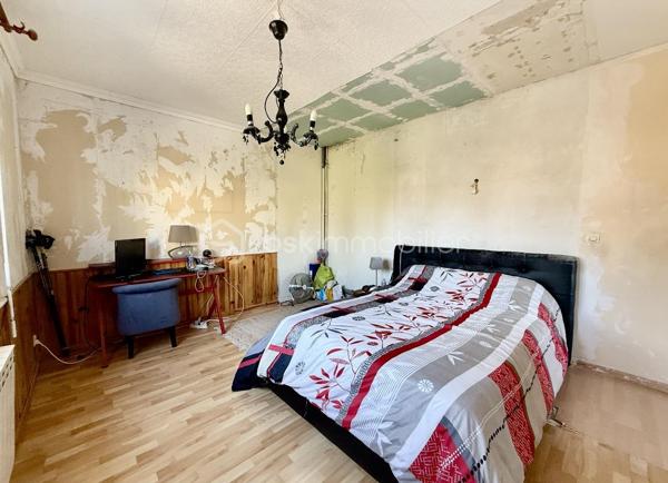 Haucourt Moulaine dans le quartier prisé de saint Charles : maison à rénover avec 529 m2 de terrain!
Au rez de chaussée passez l’entrée et venez découvrir une vaste cuisine à rénover donnant accès à l’extérieur , un séjour lumineux donnant accès à une cour sur l'avant de la maison ,
Au premier étage 2 grandes chambres , le pallier donnant accès à un balcon , 
Au dernier étage 1 salle de bain et 2 chambres ,
Profitez d’un vaste extérieur, d’une dépendance et d’un garage 
Très belle bâtisse à rénover !
TRAVAUX IMPORTANTS A PREVOIR

A voir rapidement !