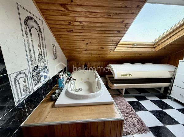 Haucourt Moulaine dans le quartier prisé de saint Charles : maison à rénover avec 529 m2 de terrain!
Au rez de chaussée passez l’entrée et venez découvrir une vaste cuisine à rénover donnant accès à l’extérieur , un séjour lumineux donnant accès à une cour sur l'avant de la maison ,
Au premier étage 2 grandes chambres , le pallier donnant accès à un balcon , 
Au dernier étage 1 salle de bain et 2 chambres ,
Profitez d’un vaste extérieur, d’une dépendance et d’un garage 
Très belle bâtisse à rénover !
TRAVAUX IMPORTANTS A PREVOIR

A voir rapidement !