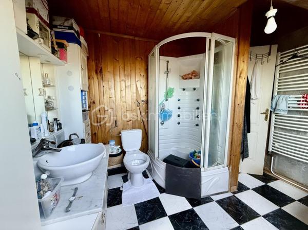 Haucourt Moulaine dans le quartier prisé de saint Charles : maison à rénover avec 529 m2 de terrain!
Au rez de chaussée passez l’entrée et venez découvrir une vaste cuisine à rénover donnant accès à l’extérieur , un séjour lumineux donnant accès à une cour sur l'avant de la maison ,
Au premier étage 2 grandes chambres , le pallier donnant accès à un balcon , 
Au dernier étage 1 salle de bain et 2 chambres ,
Profitez d’un vaste extérieur, d’une dépendance et d’un garage 
Très belle bâtisse à rénover !
TRAVAUX IMPORTANTS A PREVOIR

A voir rapidement !