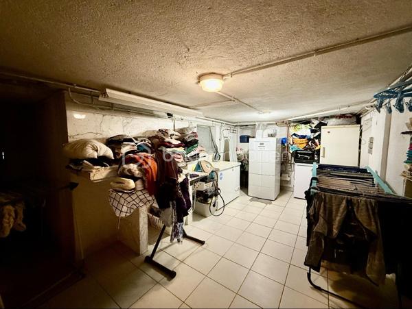 Haucourt Moulaine dans le quartier prisé de saint Charles : maison à rénover avec 529 m2 de terrain!
Au rez de chaussée passez l’entrée et venez découvrir une vaste cuisine à rénover donnant accès à l’extérieur , un séjour lumineux donnant accès à une cour sur l'avant de la maison ,
Au premier étage 2 grandes chambres , le pallier donnant accès à un balcon , 
Au dernier étage 1 salle de bain et 2 chambres ,
Profitez d’un vaste extérieur, d’une dépendance et d’un garage 
Très belle bâtisse à rénover !
TRAVAUX IMPORTANTS A PREVOIR

A voir rapidement !