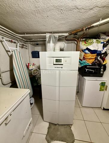 Haucourt Moulaine dans le quartier prisé de saint Charles : maison à rénover avec 529 m2 de terrain!
Au rez de chaussée passez l’entrée et venez découvrir une vaste cuisine à rénover donnant accès à l’extérieur , un séjour lumineux donnant accès à une cour sur l'avant de la maison ,
Au premier étage 2 grandes chambres , le pallier donnant accès à un balcon , 
Au dernier étage 1 salle de bain et 2 chambres ,
Profitez d’un vaste extérieur, d’une dépendance et d’un garage 
Très belle bâtisse à rénover !
TRAVAUX IMPORTANTS A PREVOIR

A voir rapidement !