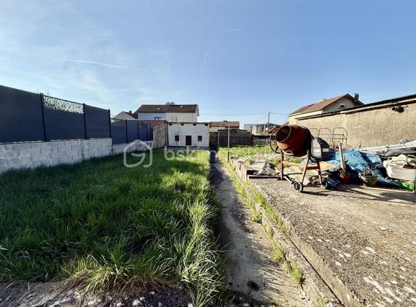 Haucourt Moulaine dans le quartier prisé de saint Charles : maison à rénover avec 529 m2 de terrain!
Au rez de chaussée passez l’entrée et venez découvrir une vaste cuisine à rénover donnant accès à l’extérieur , un séjour lumineux donnant accès à une cour sur l'avant de la maison ,
Au premier étage 2 grandes chambres , le pallier donnant accès à un balcon , 
Au dernier étage 1 salle de bain et 2 chambres ,
Profitez d’un vaste extérieur, d’une dépendance et d’un garage 
Très belle bâtisse à rénover !
TRAVAUX IMPORTANTS A PREVOIR

A voir rapidement !