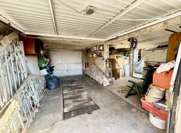 Haucourt Moulaine dans le quartier prisé de saint Charles : maison à rénover avec 529 m2 de terrain!
Au rez de chaussée passez l’entrée et venez découvrir une vaste cuisine à rénover donnant accès à l’extérieur , un séjour lumineux donnant accès à une cour sur l'avant de la maison ,
Au premier étage 2 grandes chambres , le pallier donnant accès à un balcon , 
Au dernier étage 1 salle de bain et 2 chambres ,
Profitez d’un vaste extérieur, d’une dépendance et d’un garage 
Très belle bâtisse à rénover !
TRAVAUX IMPORTANTS A PREVOIR

A voir rapidement !