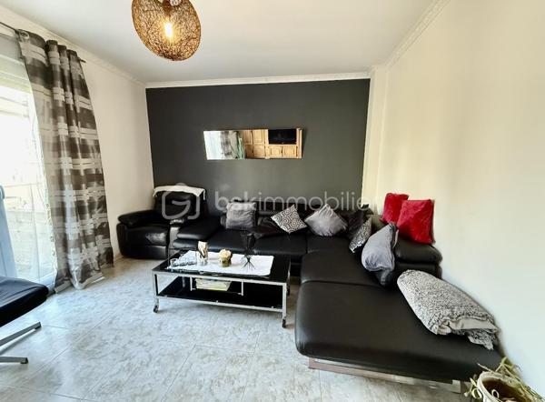 Haucourt Moulaine dans le quartier prisé de saint Charles : maison à rénover avec 529 m2 de terrain!
Au rez de chaussée passez l’entrée et venez découvrir une vaste cuisine à rénover donnant accès à l’extérieur , un séjour lumineux donnant accès à une cour sur l'avant de la maison ,
Au premier étage 2 grandes chambres , le pallier donnant accès à un balcon , 
Au dernier étage 1 salle de bain et 2 chambres ,
Profitez d’un vaste extérieur, d’une dépendance et d’un garage 
Très belle bâtisse à rénover !
TRAVAUX IMPORTANTS A PREVOIR

A voir rapidement !