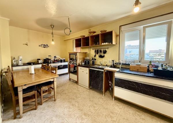 Haucourt Moulaine dans le quartier prisé de saint Charles : maison à rénover avec 529 m2 de terrain!
Au rez de chaussée passez l’entrée et venez découvrir une vaste cuisine à rénover donnant accès à l’extérieur , un séjour lumineux donnant accès à une cour sur l'avant de la maison ,
Au premier étage 2 grandes chambres , le pallier donnant accès à un balcon , 
Au dernier étage 1 salle de bain et 2 chambres ,
Profitez d’un vaste extérieur, d’une dépendance et d’un garage 
Très belle bâtisse à rénover !
TRAVAUX IMPORTANTS A PREVOIR

A voir rapidement !
