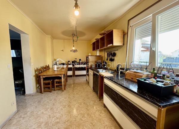 Haucourt Moulaine dans le quartier prisé de saint Charles : maison à rénover avec 529 m2 de terrain!
Au rez de chaussée passez l’entrée et venez découvrir une vaste cuisine à rénover donnant accès à l’extérieur , un séjour lumineux donnant accès à une cour sur l'avant de la maison ,
Au premier étage 2 grandes chambres , le pallier donnant accès à un balcon , 
Au dernier étage 1 salle de bain et 2 chambres ,
Profitez d’un vaste extérieur, d’une dépendance et d’un garage 
Très belle bâtisse à rénover !
TRAVAUX IMPORTANTS A PREVOIR

A voir rapidement !