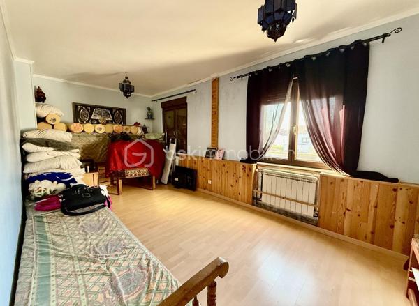 Haucourt Moulaine dans le quartier prisé de saint Charles : maison à rénover avec 529 m2 de terrain!
Au rez de chaussée passez l’entrée et venez découvrir une vaste cuisine à rénover donnant accès à l’extérieur , un séjour lumineux donnant accès à une cour sur l'avant de la maison ,
Au premier étage 2 grandes chambres , le pallier donnant accès à un balcon , 
Au dernier étage 1 salle de bain et 2 chambres ,
Profitez d’un vaste extérieur, d’une dépendance et d’un garage 
Très belle bâtisse à rénover !
TRAVAUX IMPORTANTS A PREVOIR

A voir rapidement !