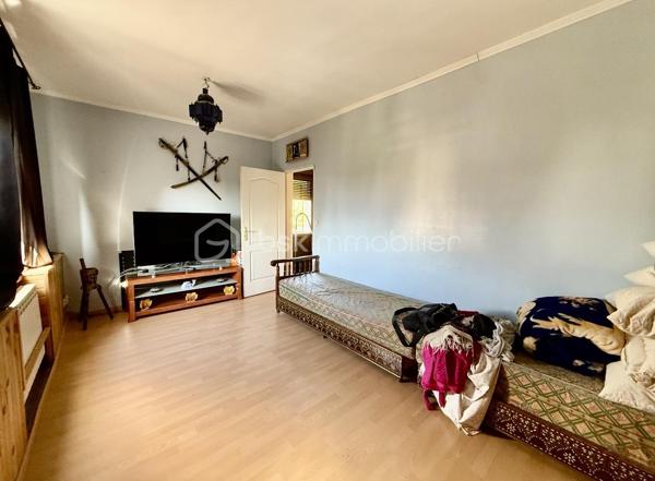 Haucourt Moulaine dans le quartier prisé de saint Charles : maison à rénover avec 529 m2 de terrain!
Au rez de chaussée passez l’entrée et venez découvrir une vaste cuisine à rénover donnant accès à l’extérieur , un séjour lumineux donnant accès à une cour sur l'avant de la maison ,
Au premier étage 2 grandes chambres , le pallier donnant accès à un balcon , 
Au dernier étage 1 salle de bain et 2 chambres ,
Profitez d’un vaste extérieur, d’une dépendance et d’un garage 
Très belle bâtisse à rénover !
TRAVAUX IMPORTANTS A PREVOIR

A voir rapidement !