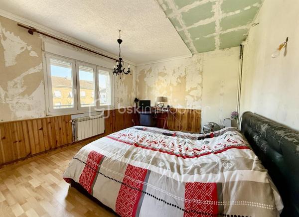Haucourt Moulaine dans le quartier prisé de saint Charles : maison à rénover avec 529 m2 de terrain!
Au rez de chaussée passez l’entrée et venez découvrir une vaste cuisine à rénover donnant accès à l’extérieur , un séjour lumineux donnant accès à une cour sur l'avant de la maison ,
Au premier étage 2 grandes chambres , le pallier donnant accès à un balcon , 
Au dernier étage 1 salle de bain et 2 chambres ,
Profitez d’un vaste extérieur, d’une dépendance et d’un garage 
Très belle bâtisse à rénover !
TRAVAUX IMPORTANTS A PREVOIR

A voir rapidement !