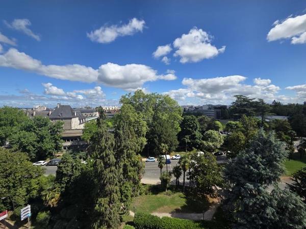 Appartement à louer 1 217 € CC Pau 2 p 69 m² DPE E