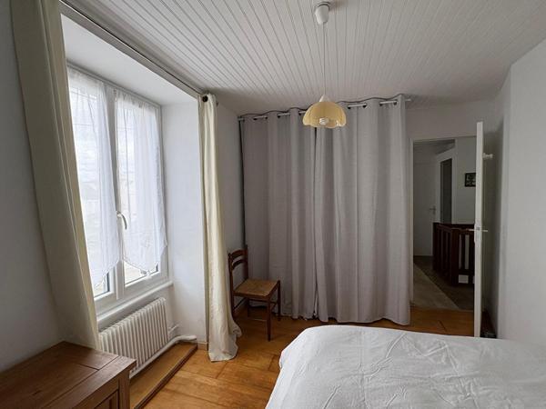 Quartier hôpital, maison 3 chambres avec cour