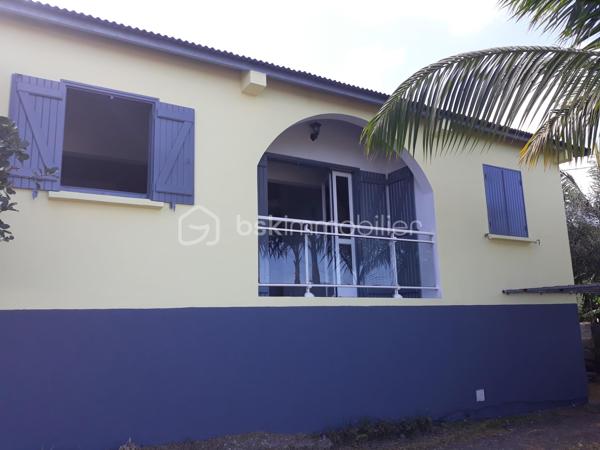 Investisseurs, découvrez une opportunité rare sur le secteur de Trois-Mares!

Située dans le secteur de Trois-Mares, au Tampon, cette propriété offre une configuration particulièrement recherchée par les investisseurs : une maison principale de 130 m² complétée par une dépendance indépendante de 38 m², sur un terrain d'environ 425 m².

Son véritable atout ? Un modèle locatif déjà éprouvé.

Jusqu'à récemment ( Juin), la maison était exploitée en colocation de 4 chambres, tandis que la dépendance elle, est toujours louée de manière indépendante. 
Cette configuration permet de générer 2 710 € de loyers mensuels, soit 32 520 € de revenus locatifs annuels.
Correspondant à une rentabilité brute d'environ 8,6 %, sur le prix de vente de 379 000 € HAI.

Aujourd'hui, la maison principale est libre de toute occupation, offrant à son futur propriétaire la liberté de relancer une activité de colocation, de proposer une location classique ou encore d'occuper le logement tout en conservant la dépendance comme source de revenus. La dépendance reste actuellement louée, assurant un revenu locatif immédiat, de 750€/mois.

Une configuration offrant de nombreuses possibilités
Ce bien séduira aussi bien :

-les investisseurs souhaitant optimiser leur rendement locatif,
-les professions libérales recherchant un espace indépendant,
-les acquéreurs désirant financer une partie de leur résidence principale grâce à un revenu complémentaire.

Les prestations: 
Maison construite en 2003, d'environ 130 m² habitables, avec grande mezzanine à l'étage.
Dépendance indépendante de 38 m².
Terrain de 425 m²
4 chambres dans la maison principale, et  chambre dans la dépendance.
Terrasse, jardin et balcon
Vue mer: le balcon offre une agréable vue sur le littoral Sud, dans un environnement verdoyant et résidentiel.
Double accès indépendants dont un portail avec portail motorisé. 
Plusieurs stationnements
Quartier calme et résidentiel
Proximité des commodités et des principaux axes routiers.
Proche des universités.

La proximité des universités et des établissements d'enseignement supérieur constitue un véritable atout pour une exploitation en colocation, 
avec une demande locative soutenue sur le secteur.

Le bien est en bon état général et ne nécessite pas de gros travaux avant une nouvelle exploitation. 
À noter : 
-assainissement individuel non conforme
- un seul compteur unique pour l'eau et l'électricité alimentant la maison ainsi que la dépendance.
- 1 chauffe eau solaire pour chaque logement. 

Les points forts:

✔ Potentiel locatif déjà démontré
✔ Maison libre, prête à être exploitée selon votre stratégie
✔ Dépendance actuellement louée
✔ Rentabilité brute potentielle d'environ 8,6 %
✔ Secteur recherché de Trois-Mares
✔ Investissement à forte valeur patrimoniale


Que vous recherchiez un investissement à forte rentabilité ou une résidence principale capable de générer un revenu complémentaire, cette propriété réunit des atouts rarement réunis sur le marché.
Prix : 379 000 € HAI

Contactez-moi dès aujourd'hui pour découvrir tout le potentiel de ce bien et organiser une visite.

Mots clé: Investissement/locatif/Rentabilité 8,6 %/Colocation/Maison avec dépendance/Double entrée indépendante/Revenus locatifs/Profession libérale//Proche universités/Trois-Mares – Le Tampon/Aucun gros travaux/Revenu complémentaire/Investisseur recherché