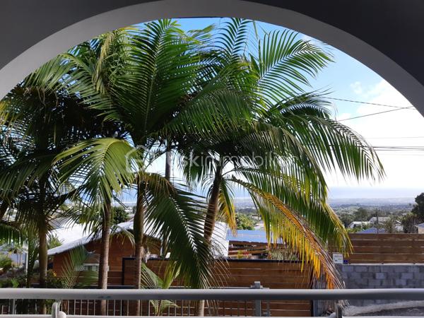Investisseurs, découvrez une opportunité rare sur le secteur de Trois-Mares!

Située dans le secteur de Trois-Mares, au Tampon, cette propriété offre une configuration particulièrement recherchée par les investisseurs : une maison principale de 130 m² complétée par une dépendance indépendante de 38 m², sur un terrain d'environ 425 m².

Son véritable atout ? Un modèle locatif déjà éprouvé.

Jusqu'à récemment ( Juin), la maison était exploitée en colocation de 4 chambres, tandis que la dépendance elle, est toujours louée de manière indépendante. 
Cette configuration permet de générer 2 710 € de loyers mensuels, soit 32 520 € de revenus locatifs annuels.
Correspondant à une rentabilité brute d'environ 8,6 %, sur le prix de vente de 379 000 € HAI.

Aujourd'hui, la maison principale est libre de toute occupation, offrant à son futur propriétaire la liberté de relancer une activité de colocation, de proposer une location classique ou encore d'occuper le logement tout en conservant la dépendance comme source de revenus. La dépendance reste actuellement louée, assurant un revenu locatif immédiat, de 750€/mois.

Une configuration offrant de nombreuses possibilités
Ce bien séduira aussi bien :

-les investisseurs souhaitant optimiser leur rendement locatif,
-les professions libérales recherchant un espace indépendant,
-les acquéreurs désirant financer une partie de leur résidence principale grâce à un revenu complémentaire.

Les prestations: 
Maison construite en 2003, d'environ 130 m² habitables, avec grande mezzanine à l'étage.
Dépendance indépendante de 38 m².
Terrain de 425 m²
4 chambres dans la maison principale, et  chambre dans la dépendance.
Terrasse, jardin et balcon
Vue mer: le balcon offre une agréable vue sur le littoral Sud, dans un environnement verdoyant et résidentiel.
Double accès indépendants dont un portail avec portail motorisé. 
Plusieurs stationnements
Quartier calme et résidentiel
Proximité des commodités et des principaux axes routiers.
Proche des universités.

La proximité des universités et des établissements d'enseignement supérieur constitue un véritable atout pour une exploitation en colocation, 
avec une demande locative soutenue sur le secteur.

Le bien est en bon état général et ne nécessite pas de gros travaux avant une nouvelle exploitation. 
À noter : 
-assainissement individuel non conforme
- un seul compteur unique pour l'eau et l'électricité alimentant la maison ainsi que la dépendance.
- 1 chauffe eau solaire pour chaque logement. 

Les points forts:

✔ Potentiel locatif déjà démontré
✔ Maison libre, prête à être exploitée selon votre stratégie
✔ Dépendance actuellement louée
✔ Rentabilité brute potentielle d'environ 8,6 %
✔ Secteur recherché de Trois-Mares
✔ Investissement à forte valeur patrimoniale


Que vous recherchiez un investissement à forte rentabilité ou une résidence principale capable de générer un revenu complémentaire, cette propriété réunit des atouts rarement réunis sur le marché.
Prix : 379 000 € HAI

Contactez-moi dès aujourd'hui pour découvrir tout le potentiel de ce bien et organiser une visite.

Mots clé: Investissement/locatif/Rentabilité 8,6 %/Colocation/Maison avec dépendance/Double entrée indépendante/Revenus locatifs/Profession libérale//Proche universités/Trois-Mares – Le Tampon/Aucun gros travaux/Revenu complémentaire/Investisseur recherché