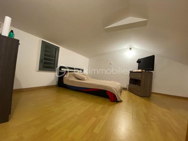 Investisseurs, découvrez une opportunité rare sur le secteur de Trois-Mares!

Située dans le secteur de Trois-Mares, au Tampon, cette propriété offre une configuration particulièrement recherchée par les investisseurs : une maison principale de 130 m² complétée par une dépendance indépendante de 38 m², sur un terrain d'environ 425 m².

Son véritable atout ? Un modèle locatif déjà éprouvé.

Jusqu'à récemment ( Juin), la maison était exploitée en colocation de 4 chambres, tandis que la dépendance elle, est toujours louée de manière indépendante. 
Cette configuration permet de générer 2 710 € de loyers mensuels, soit 32 520 € de revenus locatifs annuels.
Correspondant à une rentabilité brute d'environ 8,6 %, sur le prix de vente de 379 000 € HAI.

Aujourd'hui, la maison principale est libre de toute occupation, offrant à son futur propriétaire la liberté de relancer une activité de colocation, de proposer une location classique ou encore d'occuper le logement tout en conservant la dépendance comme source de revenus. La dépendance reste actuellement louée, assurant un revenu locatif immédiat, de 750€/mois.

Une configuration offrant de nombreuses possibilités
Ce bien séduira aussi bien :

-les investisseurs souhaitant optimiser leur rendement locatif,
-les professions libérales recherchant un espace indépendant,
-les acquéreurs désirant financer une partie de leur résidence principale grâce à un revenu complémentaire.

Les prestations: 
Maison construite en 2003, d'environ 130 m² habitables, avec grande mezzanine à l'étage.
Dépendance indépendante de 38 m².
Terrain de 425 m²
4 chambres dans la maison principale, et  chambre dans la dépendance.
Terrasse, jardin et balcon
Vue mer: le balcon offre une agréable vue sur le littoral Sud, dans un environnement verdoyant et résidentiel.
Double accès indépendants dont un portail avec portail motorisé. 
Plusieurs stationnements
Quartier calme et résidentiel
Proximité des commodités et des principaux axes routiers.
Proche des universités.

La proximité des universités et des établissements d'enseignement supérieur constitue un véritable atout pour une exploitation en colocation, 
avec une demande locative soutenue sur le secteur.

Le bien est en bon état général et ne nécessite pas de gros travaux avant une nouvelle exploitation. 
À noter : 
-assainissement individuel non conforme
- un seul compteur unique pour l'eau et l'électricité alimentant la maison ainsi que la dépendance.
- 1 chauffe eau solaire pour chaque logement. 

Les points forts:

✔ Potentiel locatif déjà démontré
✔ Maison libre, prête à être exploitée selon votre stratégie
✔ Dépendance actuellement louée
✔ Rentabilité brute potentielle d'environ 8,6 %
✔ Secteur recherché de Trois-Mares
✔ Investissement à forte valeur patrimoniale


Que vous recherchiez un investissement à forte rentabilité ou une résidence principale capable de générer un revenu complémentaire, cette propriété réunit des atouts rarement réunis sur le marché.
Prix : 379 000 € HAI

Contactez-moi dès aujourd'hui pour découvrir tout le potentiel de ce bien et organiser une visite.

Mots clé: Investissement/locatif/Rentabilité 8,6 %/Colocation/Maison avec dépendance/Double entrée indépendante/Revenus locatifs/Profession libérale//Proche universités/Trois-Mares – Le Tampon/Aucun gros travaux/Revenu complémentaire/Investisseur recherché