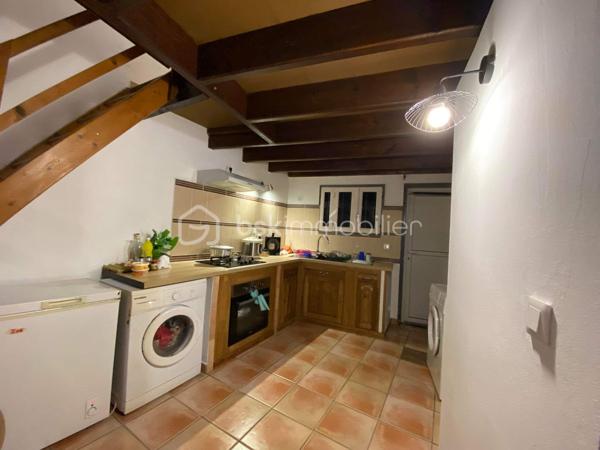 Investisseurs, découvrez une opportunité rare sur le secteur de Trois-Mares!

Située dans le secteur de Trois-Mares, au Tampon, cette propriété offre une configuration particulièrement recherchée par les investisseurs : une maison principale de 130 m² complétée par une dépendance indépendante de 38 m², sur un terrain d'environ 425 m².

Son véritable atout ? Un modèle locatif déjà éprouvé.

Jusqu'à récemment ( Juin), la maison était exploitée en colocation de 4 chambres, tandis que la dépendance elle, est toujours louée de manière indépendante. 
Cette configuration permet de générer 2 710 € de loyers mensuels, soit 32 520 € de revenus locatifs annuels.
Correspondant à une rentabilité brute d'environ 8,6 %, sur le prix de vente de 379 000 € HAI.

Aujourd'hui, la maison principale est libre de toute occupation, offrant à son futur propriétaire la liberté de relancer une activité de colocation, de proposer une location classique ou encore d'occuper le logement tout en conservant la dépendance comme source de revenus. La dépendance reste actuellement louée, assurant un revenu locatif immédiat, de 750€/mois.

Une configuration offrant de nombreuses possibilités
Ce bien séduira aussi bien :

-les investisseurs souhaitant optimiser leur rendement locatif,
-les professions libérales recherchant un espace indépendant,
-les acquéreurs désirant financer une partie de leur résidence principale grâce à un revenu complémentaire.

Les prestations: 
Maison construite en 2003, d'environ 130 m² habitables, avec grande mezzanine à l'étage.
Dépendance indépendante de 38 m².
Terrain de 425 m²
4 chambres dans la maison principale, et  chambre dans la dépendance.
Terrasse, jardin et balcon
Vue mer: le balcon offre une agréable vue sur le littoral Sud, dans un environnement verdoyant et résidentiel.
Double accès indépendants dont un portail avec portail motorisé. 
Plusieurs stationnements
Quartier calme et résidentiel
Proximité des commodités et des principaux axes routiers.
Proche des universités.

La proximité des universités et des établissements d'enseignement supérieur constitue un véritable atout pour une exploitation en colocation, 
avec une demande locative soutenue sur le secteur.

Le bien est en bon état général et ne nécessite pas de gros travaux avant une nouvelle exploitation. 
À noter : 
-assainissement individuel non conforme
- un seul compteur unique pour l'eau et l'électricité alimentant la maison ainsi que la dépendance.
- 1 chauffe eau solaire pour chaque logement. 

Les points forts:

✔ Potentiel locatif déjà démontré
✔ Maison libre, prête à être exploitée selon votre stratégie
✔ Dépendance actuellement louée
✔ Rentabilité brute potentielle d'environ 8,6 %
✔ Secteur recherché de Trois-Mares
✔ Investissement à forte valeur patrimoniale


Que vous recherchiez un investissement à forte rentabilité ou une résidence principale capable de générer un revenu complémentaire, cette propriété réunit des atouts rarement réunis sur le marché.
Prix : 379 000 € HAI

Contactez-moi dès aujourd'hui pour découvrir tout le potentiel de ce bien et organiser une visite.

Mots clé: Investissement/locatif/Rentabilité 8,6 %/Colocation/Maison avec dépendance/Double entrée indépendante/Revenus locatifs/Profession libérale//Proche universités/Trois-Mares – Le Tampon/Aucun gros travaux/Revenu complémentaire/Investisseur recherché