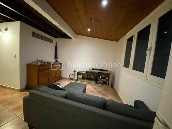 Investisseurs, découvrez une opportunité rare sur le secteur de Trois-Mares!

Située dans le secteur de Trois-Mares, au Tampon, cette propriété offre une configuration particulièrement recherchée par les investisseurs : une maison principale de 130 m² complétée par une dépendance indépendante de 38 m², sur un terrain d'environ 425 m².

Son véritable atout ? Un modèle locatif déjà éprouvé.

Jusqu'à récemment ( Juin), la maison était exploitée en colocation de 4 chambres, tandis que la dépendance elle, est toujours louée de manière indépendante. 
Cette configuration permet de générer 2 710 € de loyers mensuels, soit 32 520 € de revenus locatifs annuels.
Correspondant à une rentabilité brute d'environ 8,6 %, sur le prix de vente de 379 000 € HAI.

Aujourd'hui, la maison principale est libre de toute occupation, offrant à son futur propriétaire la liberté de relancer une activité de colocation, de proposer une location classique ou encore d'occuper le logement tout en conservant la dépendance comme source de revenus. La dépendance reste actuellement louée, assurant un revenu locatif immédiat, de 750€/mois.

Une configuration offrant de nombreuses possibilités
Ce bien séduira aussi bien :

-les investisseurs souhaitant optimiser leur rendement locatif,
-les professions libérales recherchant un espace indépendant,
-les acquéreurs désirant financer une partie de leur résidence principale grâce à un revenu complémentaire.

Les prestations: 
Maison construite en 2003, d'environ 130 m² habitables, avec grande mezzanine à l'étage.
Dépendance indépendante de 38 m².
Terrain de 425 m²
4 chambres dans la maison principale, et  chambre dans la dépendance.
Terrasse, jardin et balcon
Vue mer: le balcon offre une agréable vue sur le littoral Sud, dans un environnement verdoyant et résidentiel.
Double accès indépendants dont un portail avec portail motorisé. 
Plusieurs stationnements
Quartier calme et résidentiel
Proximité des commodités et des principaux axes routiers.
Proche des universités.

La proximité des universités et des établissements d'enseignement supérieur constitue un véritable atout pour une exploitation en colocation, 
avec une demande locative soutenue sur le secteur.

Le bien est en bon état général et ne nécessite pas de gros travaux avant une nouvelle exploitation. 
À noter : 
-assainissement individuel non conforme
- un seul compteur unique pour l'eau et l'électricité alimentant la maison ainsi que la dépendance.
- 1 chauffe eau solaire pour chaque logement. 

Les points forts:

✔ Potentiel locatif déjà démontré
✔ Maison libre, prête à être exploitée selon votre stratégie
✔ Dépendance actuellement louée
✔ Rentabilité brute potentielle d'environ 8,6 %
✔ Secteur recherché de Trois-Mares
✔ Investissement à forte valeur patrimoniale


Que vous recherchiez un investissement à forte rentabilité ou une résidence principale capable de générer un revenu complémentaire, cette propriété réunit des atouts rarement réunis sur le marché.
Prix : 379 000 € HAI

Contactez-moi dès aujourd'hui pour découvrir tout le potentiel de ce bien et organiser une visite.

Mots clé: Investissement/locatif/Rentabilité 8,6 %/Colocation/Maison avec dépendance/Double entrée indépendante/Revenus locatifs/Profession libérale//Proche universités/Trois-Mares – Le Tampon/Aucun gros travaux/Revenu complémentaire/Investisseur recherché