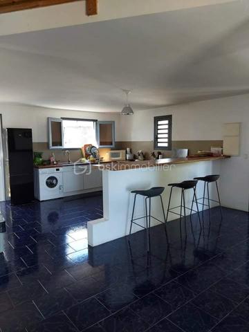 Investisseurs, découvrez une opportunité rare sur le secteur de Trois-Mares!

Située dans le secteur de Trois-Mares, au Tampon, cette propriété offre une configuration particulièrement recherchée par les investisseurs : une maison principale de 130 m² complétée par une dépendance indépendante de 38 m², sur un terrain d'environ 425 m².

Son véritable atout ? Un modèle locatif déjà éprouvé.

Jusqu'à récemment ( Juin), la maison était exploitée en colocation de 4 chambres, tandis que la dépendance elle, est toujours louée de manière indépendante. 
Cette configuration permet de générer 2 710 € de loyers mensuels, soit 32 520 € de revenus locatifs annuels.
Correspondant à une rentabilité brute d'environ 8,6 %, sur le prix de vente de 379 000 € HAI.

Aujourd'hui, la maison principale est libre de toute occupation, offrant à son futur propriétaire la liberté de relancer une activité de colocation, de proposer une location classique ou encore d'occuper le logement tout en conservant la dépendance comme source de revenus. La dépendance reste actuellement louée, assurant un revenu locatif immédiat, de 750€/mois.

Une configuration offrant de nombreuses possibilités
Ce bien séduira aussi bien :

-les investisseurs souhaitant optimiser leur rendement locatif,
-les professions libérales recherchant un espace indépendant,
-les acquéreurs désirant financer une partie de leur résidence principale grâce à un revenu complémentaire.

Les prestations: 
Maison construite en 2003, d'environ 130 m² habitables, avec grande mezzanine à l'étage.
Dépendance indépendante de 38 m².
Terrain de 425 m²
4 chambres dans la maison principale, et  chambre dans la dépendance.
Terrasse, jardin et balcon
Vue mer: le balcon offre une agréable vue sur le littoral Sud, dans un environnement verdoyant et résidentiel.
Double accès indépendants dont un portail avec portail motorisé. 
Plusieurs stationnements
Quartier calme et résidentiel
Proximité des commodités et des principaux axes routiers.
Proche des universités.

La proximité des universités et des établissements d'enseignement supérieur constitue un véritable atout pour une exploitation en colocation, 
avec une demande locative soutenue sur le secteur.

Le bien est en bon état général et ne nécessite pas de gros travaux avant une nouvelle exploitation. 
À noter : 
-assainissement individuel non conforme
- un seul compteur unique pour l'eau et l'électricité alimentant la maison ainsi que la dépendance.
- 1 chauffe eau solaire pour chaque logement. 

Les points forts:

✔ Potentiel locatif déjà démontré
✔ Maison libre, prête à être exploitée selon votre stratégie
✔ Dépendance actuellement louée
✔ Rentabilité brute potentielle d'environ 8,6 %
✔ Secteur recherché de Trois-Mares
✔ Investissement à forte valeur patrimoniale


Que vous recherchiez un investissement à forte rentabilité ou une résidence principale capable de générer un revenu complémentaire, cette propriété réunit des atouts rarement réunis sur le marché.
Prix : 379 000 € HAI

Contactez-moi dès aujourd'hui pour découvrir tout le potentiel de ce bien et organiser une visite.

Mots clé: Investissement/locatif/Rentabilité 8,6 %/Colocation/Maison avec dépendance/Double entrée indépendante/Revenus locatifs/Profession libérale//Proche universités/Trois-Mares – Le Tampon/Aucun gros travaux/Revenu complémentaire/Investisseur recherché
