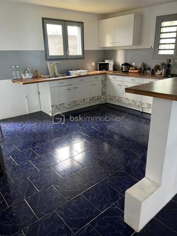 Investisseurs, découvrez une opportunité rare sur le secteur de Trois-Mares!

Située dans le secteur de Trois-Mares, au Tampon, cette propriété offre une configuration particulièrement recherchée par les investisseurs : une maison principale de 130 m² complétée par une dépendance indépendante de 38 m², sur un terrain d'environ 425 m².

Son véritable atout ? Un modèle locatif déjà éprouvé.

Jusqu'à récemment ( Juin), la maison était exploitée en colocation de 4 chambres, tandis que la dépendance elle, est toujours louée de manière indépendante. 
Cette configuration permet de générer 2 710 € de loyers mensuels, soit 32 520 € de revenus locatifs annuels.
Correspondant à une rentabilité brute d'environ 8,6 %, sur le prix de vente de 379 000 € HAI.

Aujourd'hui, la maison principale est libre de toute occupation, offrant à son futur propriétaire la liberté de relancer une activité de colocation, de proposer une location classique ou encore d'occuper le logement tout en conservant la dépendance comme source de revenus. La dépendance reste actuellement louée, assurant un revenu locatif immédiat, de 750€/mois.

Une configuration offrant de nombreuses possibilités
Ce bien séduira aussi bien :

-les investisseurs souhaitant optimiser leur rendement locatif,
-les professions libérales recherchant un espace indépendant,
-les acquéreurs désirant financer une partie de leur résidence principale grâce à un revenu complémentaire.

Les prestations: 
Maison construite en 2003, d'environ 130 m² habitables, avec grande mezzanine à l'étage.
Dépendance indépendante de 38 m².
Terrain de 425 m²
4 chambres dans la maison principale, et  chambre dans la dépendance.
Terrasse, jardin et balcon
Vue mer: le balcon offre une agréable vue sur le littoral Sud, dans un environnement verdoyant et résidentiel.
Double accès indépendants dont un portail avec portail motorisé. 
Plusieurs stationnements
Quartier calme et résidentiel
Proximité des commodités et des principaux axes routiers.
Proche des universités.

La proximité des universités et des établissements d'enseignement supérieur constitue un véritable atout pour une exploitation en colocation, 
avec une demande locative soutenue sur le secteur.

Le bien est en bon état général et ne nécessite pas de gros travaux avant une nouvelle exploitation. 
À noter : 
-assainissement individuel non conforme
- un seul compteur unique pour l'eau et l'électricité alimentant la maison ainsi que la dépendance.
- 1 chauffe eau solaire pour chaque logement. 

Les points forts:

✔ Potentiel locatif déjà démontré
✔ Maison libre, prête à être exploitée selon votre stratégie
✔ Dépendance actuellement louée
✔ Rentabilité brute potentielle d'environ 8,6 %
✔ Secteur recherché de Trois-Mares
✔ Investissement à forte valeur patrimoniale


Que vous recherchiez un investissement à forte rentabilité ou une résidence principale capable de générer un revenu complémentaire, cette propriété réunit des atouts rarement réunis sur le marché.
Prix : 379 000 € HAI

Contactez-moi dès aujourd'hui pour découvrir tout le potentiel de ce bien et organiser une visite.

Mots clé: Investissement/locatif/Rentabilité 8,6 %/Colocation/Maison avec dépendance/Double entrée indépendante/Revenus locatifs/Profession libérale//Proche universités/Trois-Mares – Le Tampon/Aucun gros travaux/Revenu complémentaire/Investisseur recherché
