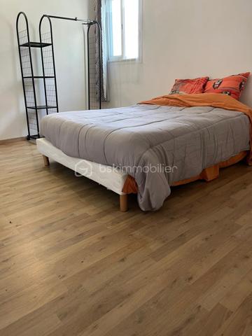 Investisseurs, découvrez une opportunité rare sur le secteur de Trois-Mares!

Située dans le secteur de Trois-Mares, au Tampon, cette propriété offre une configuration particulièrement recherchée par les investisseurs : une maison principale de 130 m² complétée par une dépendance indépendante de 38 m², sur un terrain d'environ 425 m².

Son véritable atout ? Un modèle locatif déjà éprouvé.

Jusqu'à récemment ( Juin), la maison était exploitée en colocation de 4 chambres, tandis que la dépendance elle, est toujours louée de manière indépendante. 
Cette configuration permet de générer 2 710 € de loyers mensuels, soit 32 520 € de revenus locatifs annuels.
Correspondant à une rentabilité brute d'environ 8,6 %, sur le prix de vente de 379 000 € HAI.

Aujourd'hui, la maison principale est libre de toute occupation, offrant à son futur propriétaire la liberté de relancer une activité de colocation, de proposer une location classique ou encore d'occuper le logement tout en conservant la dépendance comme source de revenus. La dépendance reste actuellement louée, assurant un revenu locatif immédiat, de 750€/mois.

Une configuration offrant de nombreuses possibilités
Ce bien séduira aussi bien :

-les investisseurs souhaitant optimiser leur rendement locatif,
-les professions libérales recherchant un espace indépendant,
-les acquéreurs désirant financer une partie de leur résidence principale grâce à un revenu complémentaire.

Les prestations: 
Maison construite en 2003, d'environ 130 m² habitables, avec grande mezzanine à l'étage.
Dépendance indépendante de 38 m².
Terrain de 425 m²
4 chambres dans la maison principale, et  chambre dans la dépendance.
Terrasse, jardin et balcon
Vue mer: le balcon offre une agréable vue sur le littoral Sud, dans un environnement verdoyant et résidentiel.
Double accès indépendants dont un portail avec portail motorisé. 
Plusieurs stationnements
Quartier calme et résidentiel
Proximité des commodités et des principaux axes routiers.
Proche des universités.

La proximité des universités et des établissements d'enseignement supérieur constitue un véritable atout pour une exploitation en colocation, 
avec une demande locative soutenue sur le secteur.

Le bien est en bon état général et ne nécessite pas de gros travaux avant une nouvelle exploitation. 
À noter : 
-assainissement individuel non conforme
- un seul compteur unique pour l'eau et l'électricité alimentant la maison ainsi que la dépendance.
- 1 chauffe eau solaire pour chaque logement. 

Les points forts:

✔ Potentiel locatif déjà démontré
✔ Maison libre, prête à être exploitée selon votre stratégie
✔ Dépendance actuellement louée
✔ Rentabilité brute potentielle d'environ 8,6 %
✔ Secteur recherché de Trois-Mares
✔ Investissement à forte valeur patrimoniale


Que vous recherchiez un investissement à forte rentabilité ou une résidence principale capable de générer un revenu complémentaire, cette propriété réunit des atouts rarement réunis sur le marché.
Prix : 379 000 € HAI

Contactez-moi dès aujourd'hui pour découvrir tout le potentiel de ce bien et organiser une visite.

Mots clé: Investissement/locatif/Rentabilité 8,6 %/Colocation/Maison avec dépendance/Double entrée indépendante/Revenus locatifs/Profession libérale//Proche universités/Trois-Mares – Le Tampon/Aucun gros travaux/Revenu complémentaire/Investisseur recherché