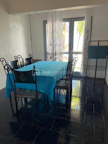 Investisseurs, découvrez une opportunité rare sur le secteur de Trois-Mares!

Située dans le secteur de Trois-Mares, au Tampon, cette propriété offre une configuration particulièrement recherchée par les investisseurs : une maison principale de 130 m² complétée par une dépendance indépendante de 38 m², sur un terrain d'environ 425 m².

Son véritable atout ? Un modèle locatif déjà éprouvé.

Jusqu'à récemment ( Juin), la maison était exploitée en colocation de 4 chambres, tandis que la dépendance elle, est toujours louée de manière indépendante. 
Cette configuration permet de générer 2 710 € de loyers mensuels, soit 32 520 € de revenus locatifs annuels.
Correspondant à une rentabilité brute d'environ 8,6 %, sur le prix de vente de 379 000 € HAI.

Aujourd'hui, la maison principale est libre de toute occupation, offrant à son futur propriétaire la liberté de relancer une activité de colocation, de proposer une location classique ou encore d'occuper le logement tout en conservant la dépendance comme source de revenus. La dépendance reste actuellement louée, assurant un revenu locatif immédiat, de 750€/mois.

Une configuration offrant de nombreuses possibilités
Ce bien séduira aussi bien :

-les investisseurs souhaitant optimiser leur rendement locatif,
-les professions libérales recherchant un espace indépendant,
-les acquéreurs désirant financer une partie de leur résidence principale grâce à un revenu complémentaire.

Les prestations: 
Maison construite en 2003, d'environ 130 m² habitables, avec grande mezzanine à l'étage.
Dépendance indépendante de 38 m².
Terrain de 425 m²
4 chambres dans la maison principale, et  chambre dans la dépendance.
Terrasse, jardin et balcon
Vue mer: le balcon offre une agréable vue sur le littoral Sud, dans un environnement verdoyant et résidentiel.
Double accès indépendants dont un portail avec portail motorisé. 
Plusieurs stationnements
Quartier calme et résidentiel
Proximité des commodités et des principaux axes routiers.
Proche des universités.

La proximité des universités et des établissements d'enseignement supérieur constitue un véritable atout pour une exploitation en colocation, 
avec une demande locative soutenue sur le secteur.

Le bien est en bon état général et ne nécessite pas de gros travaux avant une nouvelle exploitation. 
À noter : 
-assainissement individuel non conforme
- un seul compteur unique pour l'eau et l'électricité alimentant la maison ainsi que la dépendance.
- 1 chauffe eau solaire pour chaque logement. 

Les points forts:

✔ Potentiel locatif déjà démontré
✔ Maison libre, prête à être exploitée selon votre stratégie
✔ Dépendance actuellement louée
✔ Rentabilité brute potentielle d'environ 8,6 %
✔ Secteur recherché de Trois-Mares
✔ Investissement à forte valeur patrimoniale


Que vous recherchiez un investissement à forte rentabilité ou une résidence principale capable de générer un revenu complémentaire, cette propriété réunit des atouts rarement réunis sur le marché.
Prix : 379 000 € HAI

Contactez-moi dès aujourd'hui pour découvrir tout le potentiel de ce bien et organiser une visite.

Mots clé: Investissement/locatif/Rentabilité 8,6 %/Colocation/Maison avec dépendance/Double entrée indépendante/Revenus locatifs/Profession libérale//Proche universités/Trois-Mares – Le Tampon/Aucun gros travaux/Revenu complémentaire/Investisseur recherché