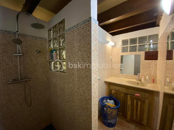 Investisseurs, découvrez une opportunité rare sur le secteur de Trois-Mares!

Située dans le secteur de Trois-Mares, au Tampon, cette propriété offre une configuration particulièrement recherchée par les investisseurs : une maison principale de 130 m² complétée par une dépendance indépendante de 38 m², sur un terrain d'environ 425 m².

Son véritable atout ? Un modèle locatif déjà éprouvé.

Jusqu'à récemment ( Juin), la maison était exploitée en colocation de 4 chambres, tandis que la dépendance elle, est toujours louée de manière indépendante. 
Cette configuration permet de générer 2 710 € de loyers mensuels, soit 32 520 € de revenus locatifs annuels.
Correspondant à une rentabilité brute d'environ 8,6 %, sur le prix de vente de 379 000 € HAI.

Aujourd'hui, la maison principale est libre de toute occupation, offrant à son futur propriétaire la liberté de relancer une activité de colocation, de proposer une location classique ou encore d'occuper le logement tout en conservant la dépendance comme source de revenus. La dépendance reste actuellement louée, assurant un revenu locatif immédiat, de 750€/mois.

Une configuration offrant de nombreuses possibilités
Ce bien séduira aussi bien :

-les investisseurs souhaitant optimiser leur rendement locatif,
-les professions libérales recherchant un espace indépendant,
-les acquéreurs désirant financer une partie de leur résidence principale grâce à un revenu complémentaire.

Les prestations: 
Maison construite en 2003, d'environ 130 m² habitables, avec grande mezzanine à l'étage.
Dépendance indépendante de 38 m².
Terrain de 425 m²
4 chambres dans la maison principale, et  chambre dans la dépendance.
Terrasse, jardin et balcon
Vue mer: le balcon offre une agréable vue sur le littoral Sud, dans un environnement verdoyant et résidentiel.
Double accès indépendants dont un portail avec portail motorisé. 
Plusieurs stationnements
Quartier calme et résidentiel
Proximité des commodités et des principaux axes routiers.
Proche des universités.

La proximité des universités et des établissements d'enseignement supérieur constitue un véritable atout pour une exploitation en colocation, 
avec une demande locative soutenue sur le secteur.

Le bien est en bon état général et ne nécessite pas de gros travaux avant une nouvelle exploitation. 
À noter : 
-assainissement individuel non conforme
- un seul compteur unique pour l'eau et l'électricité alimentant la maison ainsi que la dépendance.
- 1 chauffe eau solaire pour chaque logement. 

Les points forts:

✔ Potentiel locatif déjà démontré
✔ Maison libre, prête à être exploitée selon votre stratégie
✔ Dépendance actuellement louée
✔ Rentabilité brute potentielle d'environ 8,6 %
✔ Secteur recherché de Trois-Mares
✔ Investissement à forte valeur patrimoniale


Que vous recherchiez un investissement à forte rentabilité ou une résidence principale capable de générer un revenu complémentaire, cette propriété réunit des atouts rarement réunis sur le marché.
Prix : 379 000 € HAI

Contactez-moi dès aujourd'hui pour découvrir tout le potentiel de ce bien et organiser une visite.

Mots clé: Investissement/locatif/Rentabilité 8,6 %/Colocation/Maison avec dépendance/Double entrée indépendante/Revenus locatifs/Profession libérale//Proche universités/Trois-Mares – Le Tampon/Aucun gros travaux/Revenu complémentaire/Investisseur recherché