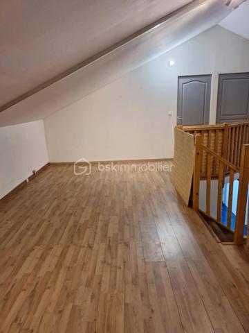 Investisseurs, découvrez une opportunité rare sur le secteur de Trois-Mares!

Située dans le secteur de Trois-Mares, au Tampon, cette propriété offre une configuration particulièrement recherchée par les investisseurs : une maison principale de 130 m² complétée par une dépendance indépendante de 38 m², sur un terrain d'environ 425 m².

Son véritable atout ? Un modèle locatif déjà éprouvé.

Jusqu'à récemment ( Juin), la maison était exploitée en colocation de 4 chambres, tandis que la dépendance elle, est toujours louée de manière indépendante. 
Cette configuration permet de générer 2 710 € de loyers mensuels, soit 32 520 € de revenus locatifs annuels.
Correspondant à une rentabilité brute d'environ 8,6 %, sur le prix de vente de 379 000 € HAI.

Aujourd'hui, la maison principale est libre de toute occupation, offrant à son futur propriétaire la liberté de relancer une activité de colocation, de proposer une location classique ou encore d'occuper le logement tout en conservant la dépendance comme source de revenus. La dépendance reste actuellement louée, assurant un revenu locatif immédiat, de 750€/mois.

Une configuration offrant de nombreuses possibilités
Ce bien séduira aussi bien :

-les investisseurs souhaitant optimiser leur rendement locatif,
-les professions libérales recherchant un espace indépendant,
-les acquéreurs désirant financer une partie de leur résidence principale grâce à un revenu complémentaire.

Les prestations: 
Maison construite en 2003, d'environ 130 m² habitables, avec grande mezzanine à l'étage.
Dépendance indépendante de 38 m².
Terrain de 425 m²
4 chambres dans la maison principale, et  chambre dans la dépendance.
Terrasse, jardin et balcon
Vue mer: le balcon offre une agréable vue sur le littoral Sud, dans un environnement verdoyant et résidentiel.
Double accès indépendants dont un portail avec portail motorisé. 
Plusieurs stationnements
Quartier calme et résidentiel
Proximité des commodités et des principaux axes routiers.
Proche des universités.

La proximité des universités et des établissements d'enseignement supérieur constitue un véritable atout pour une exploitation en colocation, 
avec une demande locative soutenue sur le secteur.

Le bien est en bon état général et ne nécessite pas de gros travaux avant une nouvelle exploitation. 
À noter : 
-assainissement individuel non conforme
- un seul compteur unique pour l'eau et l'électricité alimentant la maison ainsi que la dépendance.
- 1 chauffe eau solaire pour chaque logement. 

Les points forts:

✔ Potentiel locatif déjà démontré
✔ Maison libre, prête à être exploitée selon votre stratégie
✔ Dépendance actuellement louée
✔ Rentabilité brute potentielle d'environ 8,6 %
✔ Secteur recherché de Trois-Mares
✔ Investissement à forte valeur patrimoniale


Que vous recherchiez un investissement à forte rentabilité ou une résidence principale capable de générer un revenu complémentaire, cette propriété réunit des atouts rarement réunis sur le marché.
Prix : 379 000 € HAI

Contactez-moi dès aujourd'hui pour découvrir tout le potentiel de ce bien et organiser une visite.

Mots clé: Investissement/locatif/Rentabilité 8,6 %/Colocation/Maison avec dépendance/Double entrée indépendante/Revenus locatifs/Profession libérale//Proche universités/Trois-Mares – Le Tampon/Aucun gros travaux/Revenu complémentaire/Investisseur recherché