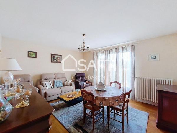 Maison de plain-pied avec garage et jardin arboré