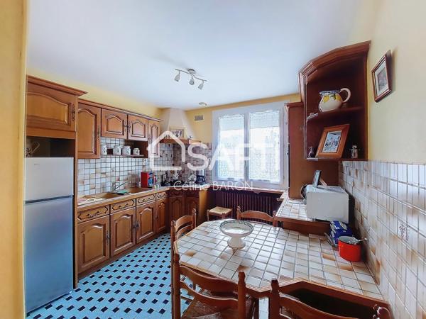 Maison de plain-pied avec garage et jardin arboré