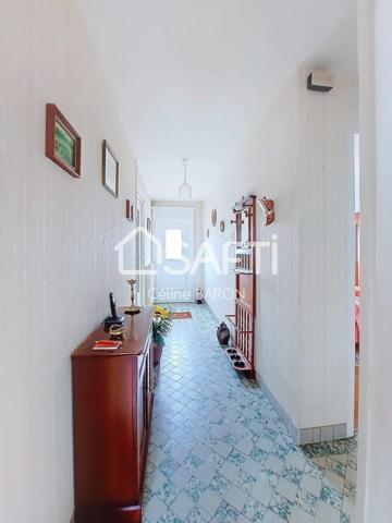 Maison de plain-pied avec garage et jardin arboré