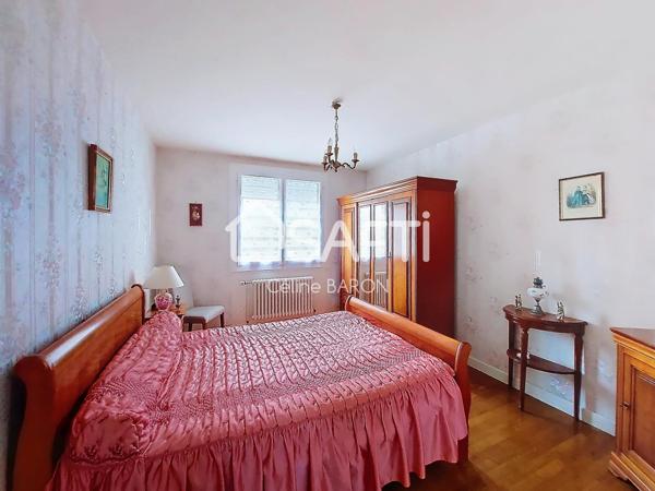 Maison de plain-pied avec garage et jardin arboré