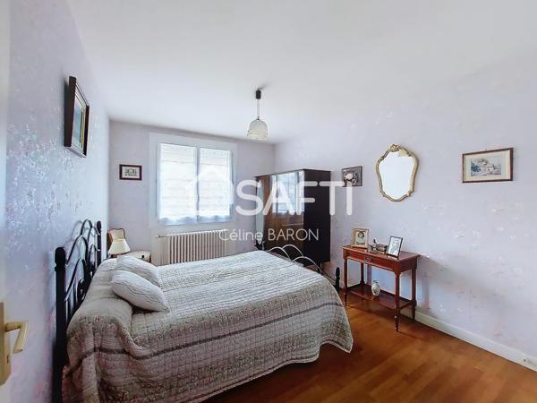 Maison de plain-pied avec garage et jardin arboré