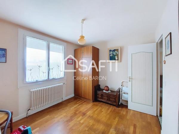 Maison de plain-pied avec garage et jardin arboré