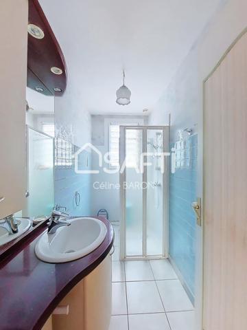 Maison de plain-pied avec garage et jardin arboré