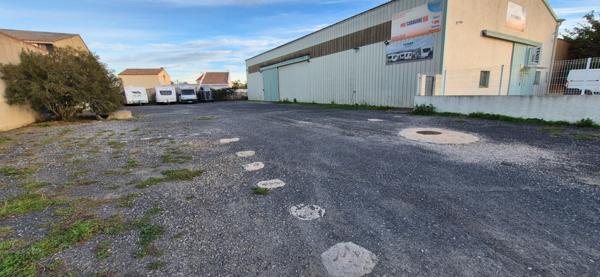 Hangar sur parelle de 1646m2 avec vaste parking et quai de déchargement!