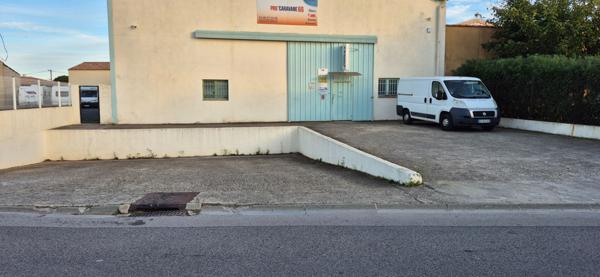 Hangar sur parelle de 1646m2 avec vaste parking et quai de déchargement!