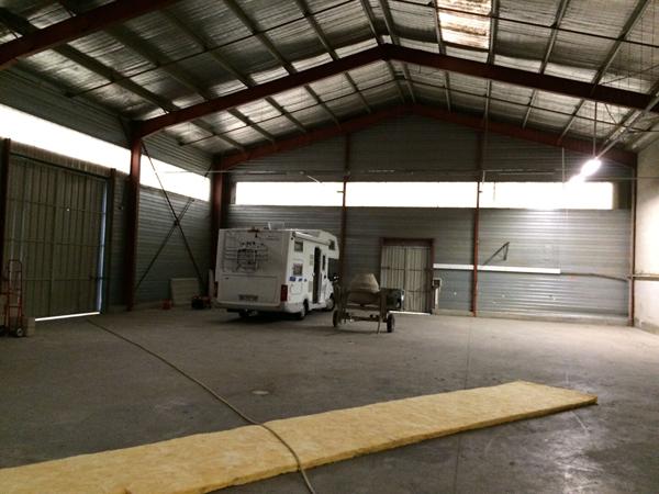 Hangar sur parelle de 1646m2 avec vaste parking et quai de déchargement!